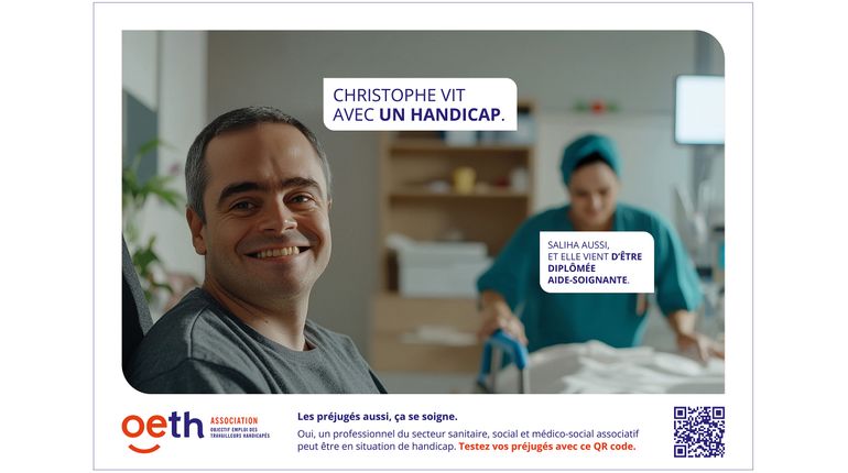 Christophe au 1er plan, le texte nous dit qu'il est en situation de handicap, tout comme Saliha qui se trouve au second plan et qui est son aide-soignante