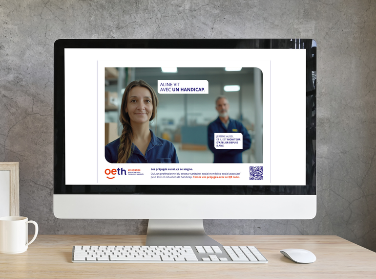 DEUX PERSONNES QUI SOURIT